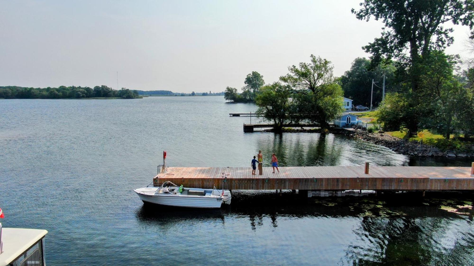 Hotel Wolfe Island Marysville Exterior photo