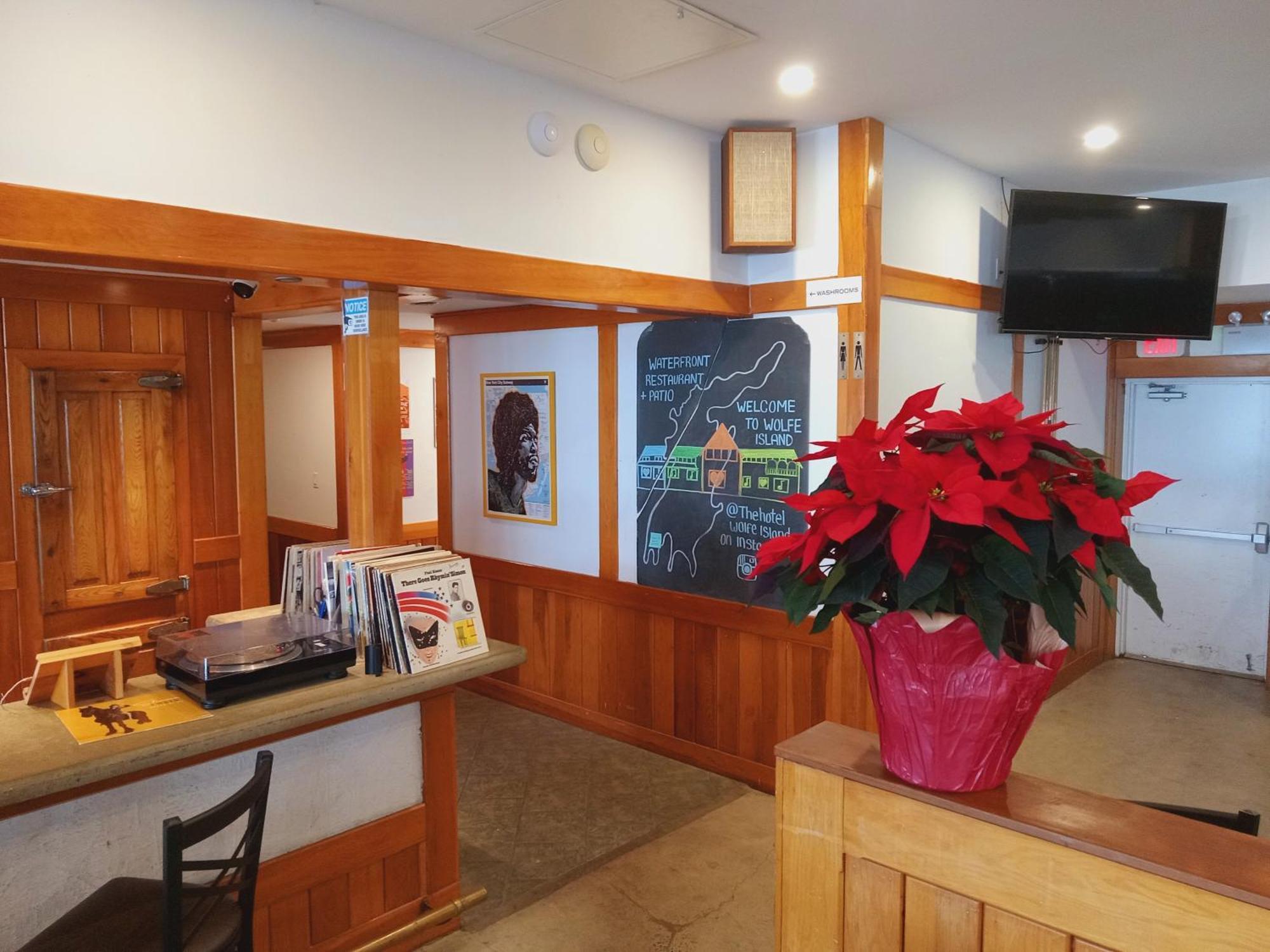 Hotel Wolfe Island Marysville Exterior photo